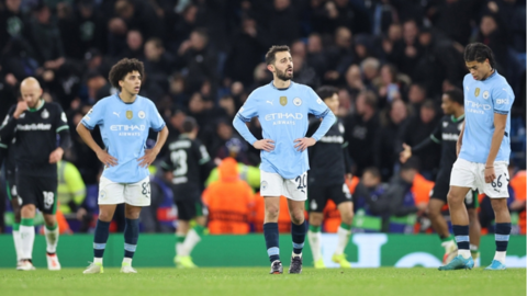 HLV Pep Guardiola tự cào mặt khi Man City hòa cay đắng