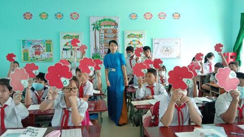 Niềm vui vì học sinh được đi học hằng ngày