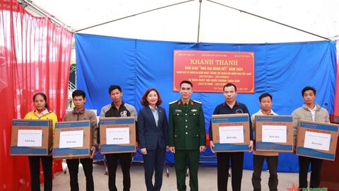 Bàn giao 10 ngôi nhà đại đoàn kết tặng các gia đình có hoàn cảnh khó khăn