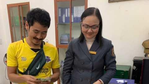 Tiếp viên đường sắt trả lại tài sản cho hành khách bỏ quên trên tàu