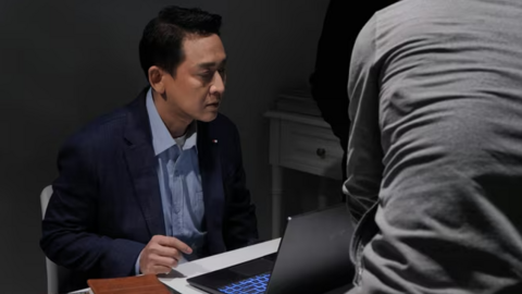 Hứa Vĩ Văn căng thẳng diễn cùng đàn cá trê trong phim kinh dị "Đồi hành xác: Tà thuyết đen trở lại"