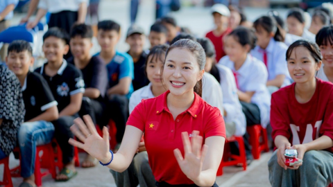 Hoa hậu Kiều Duy trao tặng tủ thuốc cho trẻ em miền núi