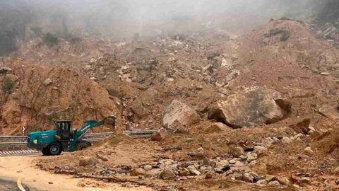 Mở đường tạm, điều tiết giao thông trước mưa lũ, sạt lở phức tạp