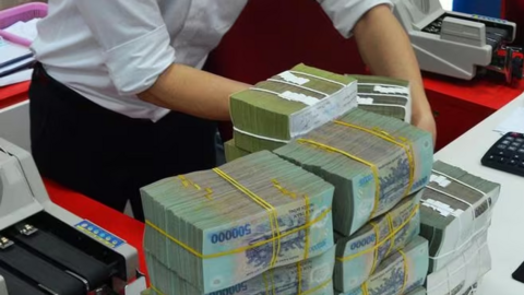 Tiền gửi lập đỉnh mới, nhiều ngân hàng vẫn “khát vốn”