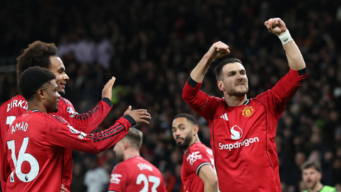 Man Utd bị la ó, chỉ trích dữ dội khi gây thất vọng tại Old Trafford