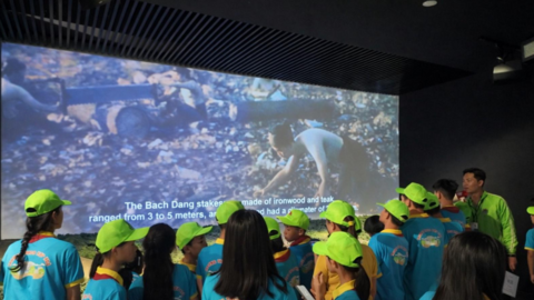 Đông đảo thanh thiếu niên, chiến sĩ trẻ háo hức tìm hiểu lịch sử hào hùng nhân kỷ niệm 81 năm Ngày thành lập Quân đội Nhân dân Việt Nam