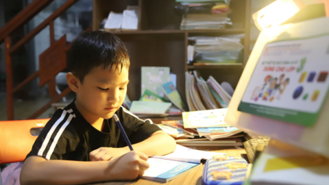 Giáo viên ép học sinh đi ngủ lúc 21 giờ, dậy lúc 5 giờ bị hạ thi đua, phụ huynh dậy sóng tranh luận