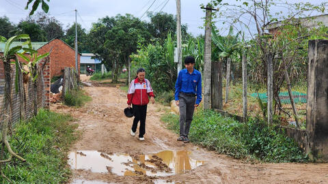 Gian nan mở lớp xóa mù chữ ở Ea Ô, Đắk Lắk: Vận động ra lớp khó hơn cả lên rẫy