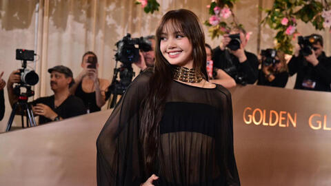 Podcast 15/01: Lisa (BLACKPINK) diện trang phục xuyên thấu, tự tin tỏa sáng tại 'Quả cầu vàng'