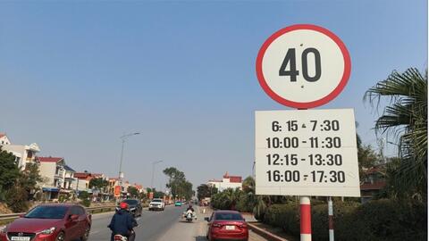 Biển báo bất cập chưa được dỡ bỏ