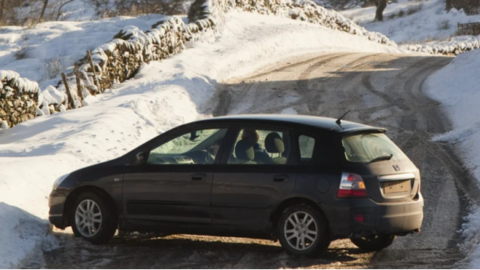 Vì sao phanh nhấp nhả khi xe trượt là lời khuyên lỗi thời và nguy hiểm