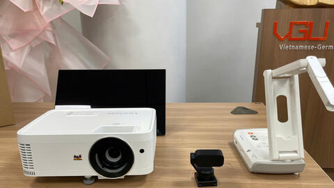 Trao tặng thiết bị cho 12 trường nghề xây dựng lớp học số tại TPHCM