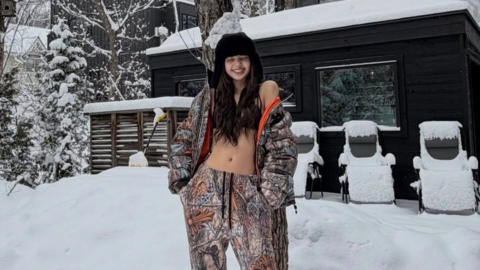 Lisa (BLACKPINK) gây bão với loạt ảnh bikini giữa tuyết trắng