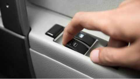 Kính chỉnh điện trên ô tô đã xuất hiện lâu hơn bạn nghĩ