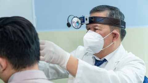 Bệnh điếc đang trẻ hóa: Mất 'thời gian vàng' là mất cơ hội nghe