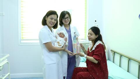 Đề xuất phụ nữ sinh đủ 2 con trước 35 tuổi được hỗ trợ 2 triệu đồng: Chính sách khuyến sinh hay 'muối bỏ bể'?