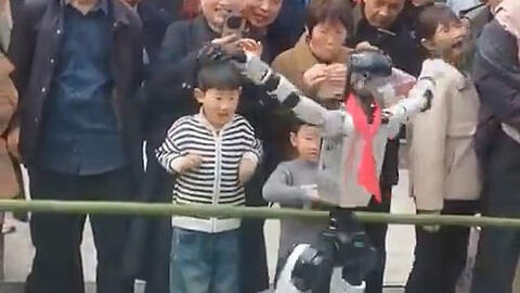 Cậu bé bất ngờ bị robot tát vào mặt