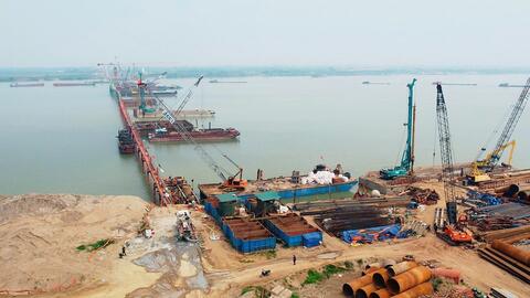 Tăng tốc thi công trên công trường xây dựng cầu Hồng Hà