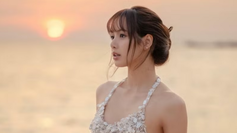 Lisa (BLACKPINK) mừng sinh nhật bằng loạt ảnh đẹp ‘nín thở’ trên bãi biển