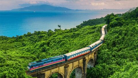 Du lịch đường sắt 'lên ngôi': Tour tàu hỏa ngắm đèo Hải Vân cháy vé dịp cao điểm