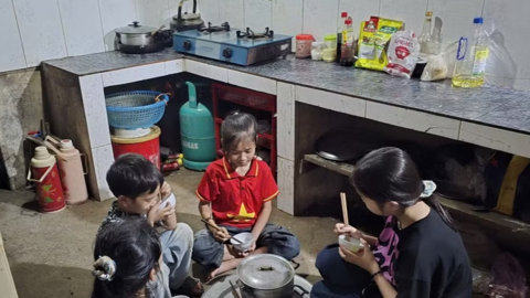 Những bữa cơm độn rau rừng của 5 đứa trẻ mồ cô mẹ, cha đổ bệnh ốm đau