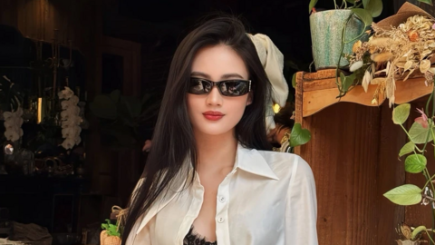 Không còn đơn điệu, Hoa hậu Ý Nhi cao tay phối sơ mi trắng đầy mê hoặc.