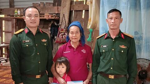 Chi bộ giúp đỡ hộ nghèo ở vùng biên