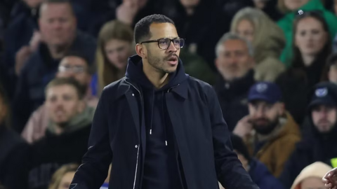 Chelsea sa thải HLV Rosenior, bồi thường sô tiền khổng lồ