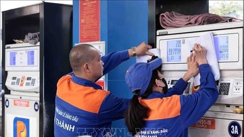 Giá xăng dầu hôm nay (24-4): Xăng dầu trong nước giảm giá