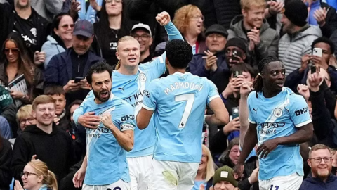 Cuộc đua vô địch Ngoại hạng Anh: Arsenal lợi thế hơn Man City