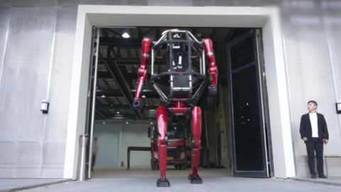 Robot "biến hình" có người lái đầu tiên trên thế giới