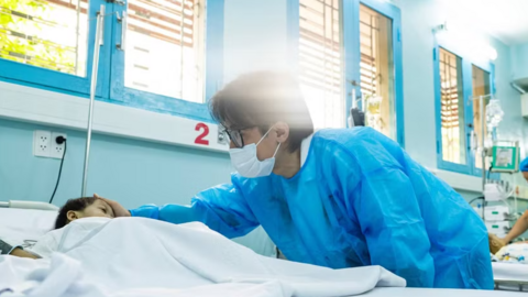Hà Anh Tuấn đến thăm bệnh nhi được dự án "Chồi Việt Nam" hỗ trợ ghép gan thành công