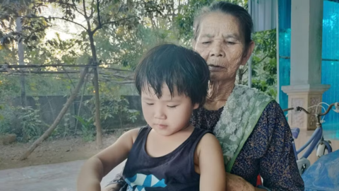 Nước mắt đắng cay của cô bé 5 tuổi mồ côi cha, mẹ bỏ rơi