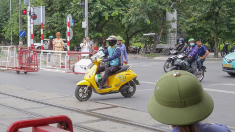 Hà Nội: Hàng loạt lái xe vượt đường ngang đường sắt nguy hiểm bị xử lý