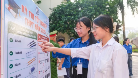 Thí sinh đến trường thi với sự cổ vũ nhiệt tình của tình nguyện viên