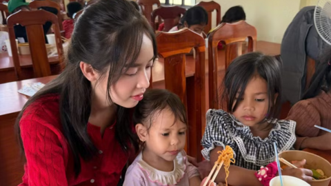 Hoa hậu Thanh Thủy đón tuổi 24 hạnh phúc bên trẻ em vùng cao