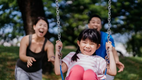 Dạy con từ va chạm nhỏ nơi công cộng
