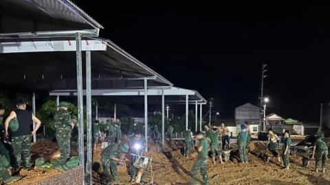 'Làm ngày làm đêm' dựng mái ấm cho người dân vùng lũ Mường Than