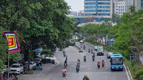Hà Nội rà soát hộ nghèo để hỗ trợ chuyển đổi xe xăng sang phương tiện giao thông xanh