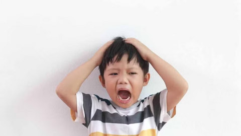 Cha mẹ phớt lờ hay dỗ dành khi trẻ mất kiểm soát cảm xúc?