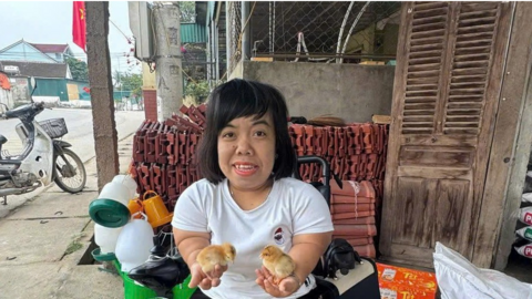 Cô gái ngồi xe lăn miệt mài trao sinh kế cho những người cùng cảnh ngộ