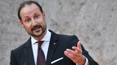 Thái tử Haakon VIII trở thành Nhà vua Na Uy