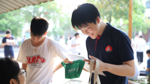Vì sao Hà Nội, TP HCM vẫn phải thi lớp 10?