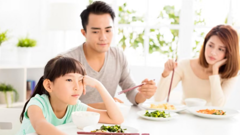 Cha mẹ nên ứng xử thế nào khi con liên tục chê 'cơm nhà nấu'?