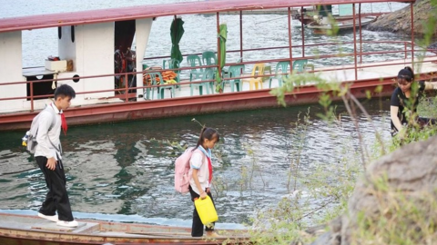 Bảo đảm an toàn tuyệt đối cho học sinh qua sông, suối, ngầm tràn đến trường