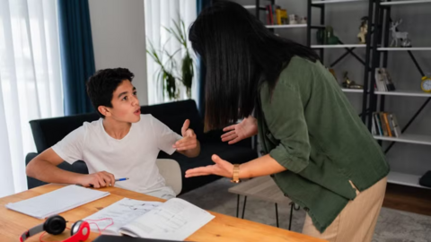 Tín hiệu nhận biết đứa trẻ đang tổn thương: Hành vi lên tiếng thay cảm xúc