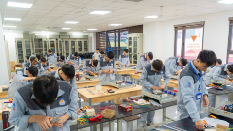 Chương trình trung học nghề 2 'không': Học trực tuyến thay thế thực hành và học toàn bộ kiến thức lớp 10-12