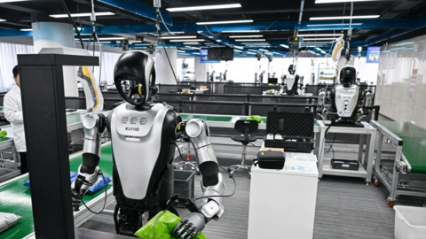 Huấn luyện viên robot gấp quần áo, rửa bát kiếm tới 900 USD/tháng ở Trung Quốc