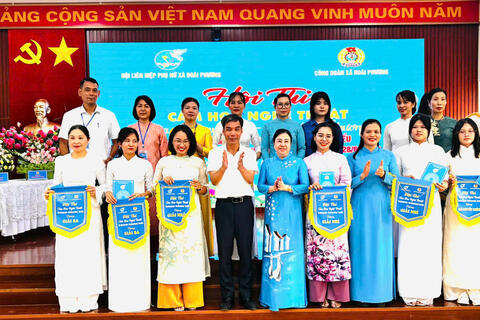 <a href="/ngam" title="Ngẫm" rel="dofollow">Ngẫm</a>