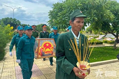 <a href="/ngam" title="Ngẫm" rel="dofollow">Ngẫm</a>